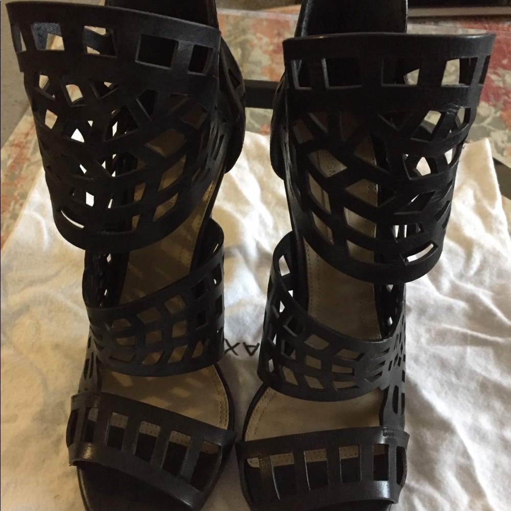 Maven cutout pump black size 10
